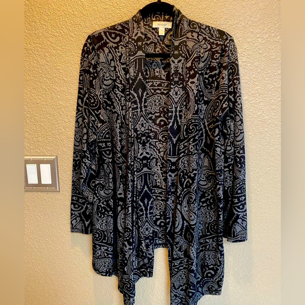 Women’s lightweight, asymmetrical jacket. Long sleeves, open front.